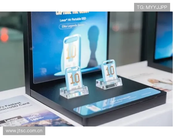 世界杯官方合作伙伴在赛场周边的展位设计